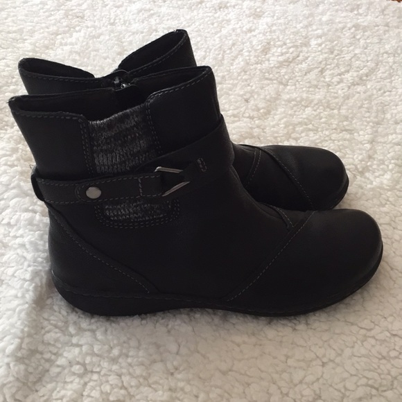 clarks low heel boots